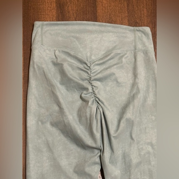 Green Leggings with High-Waisted Design - Picture 3 of 8